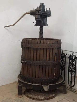Prensa de vino antigua