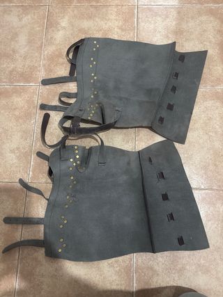 Polainas marrones de cuero falso