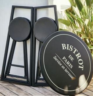 Mesa alta de jardín con taburetes