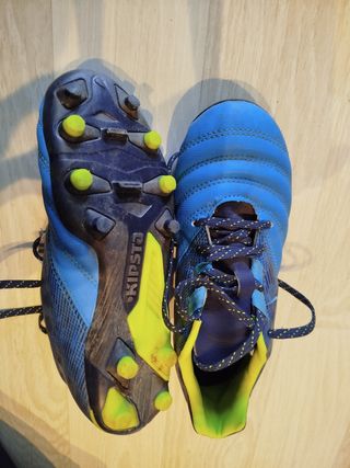 Zapatillas fútbol o rugby, tacos, 33