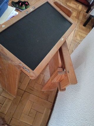 Pupitre de madera para niños