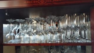 Vitrina vajilla completa, cristalería y cubertería