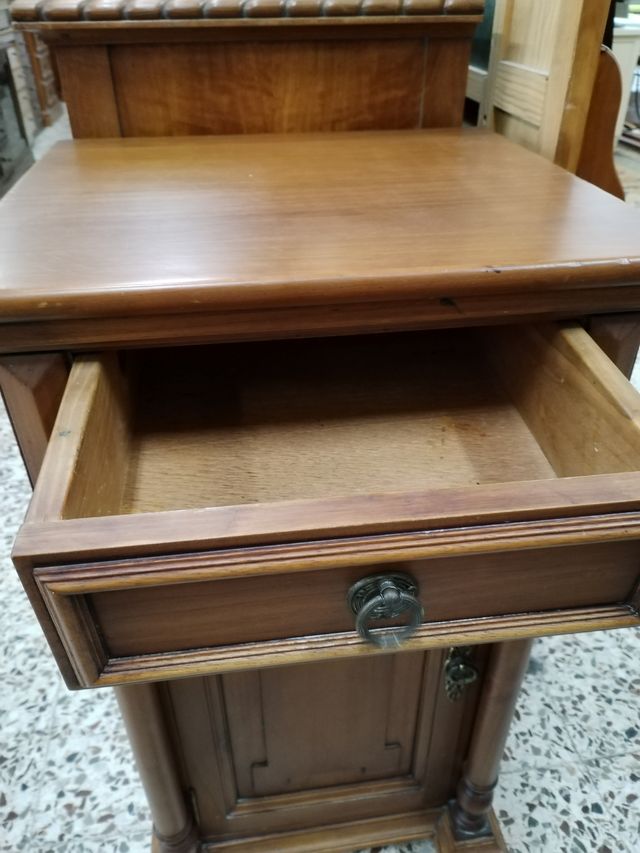 MESITA DE NOCHE ANTIGUA