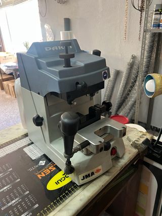 Maquina de duplicar llaves de seguridad