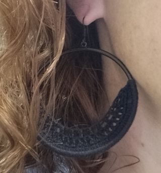 Pendiente aro negro de crochet