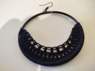 Pendiente aro negro de crochet