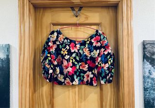 Top Camiseta Corta Flores Negro Stradivarius