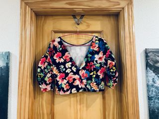 Top Camiseta Corta Flores Negro Stradivarius