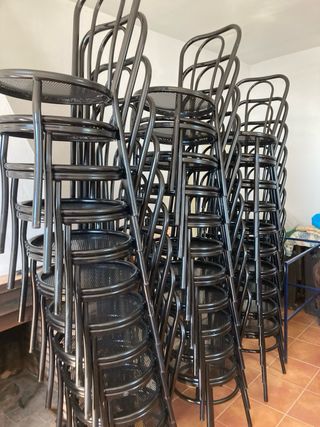 8 set di tavoli con le loro 32 sedie JUST LIKE NUE