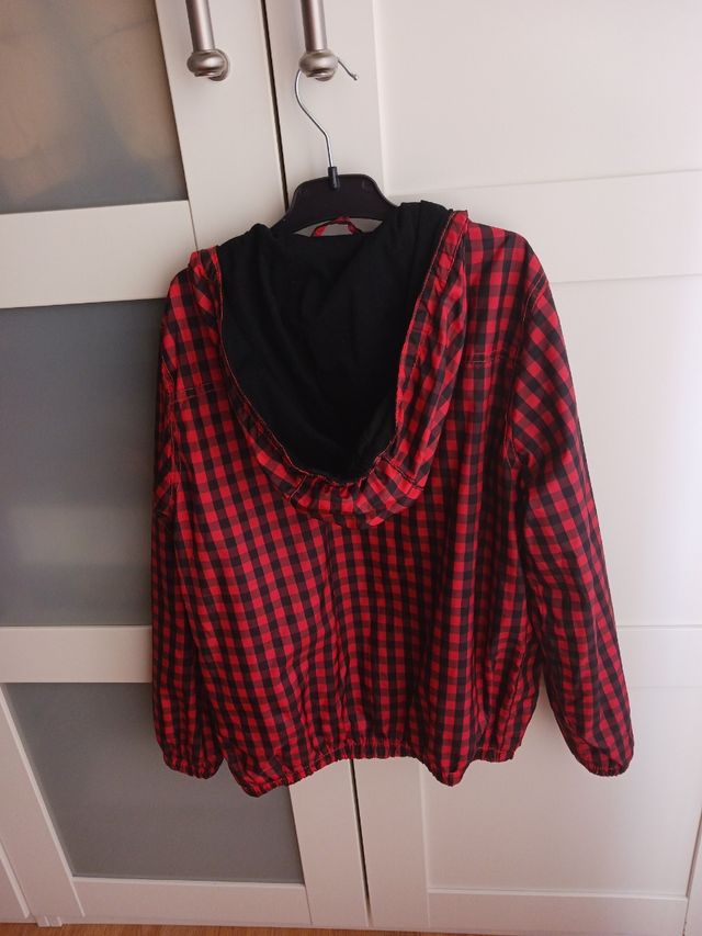 Cazadora Mango. Chubasquero