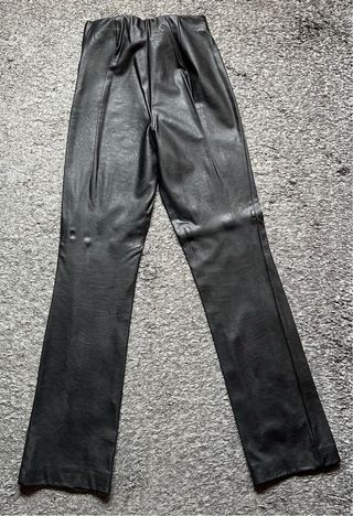 Pantalón cuero Stradivarius