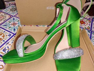 Zapatos verdes de raso y pedreria 