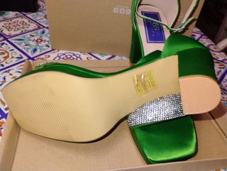 Zapatos verdes de raso y pedreria 