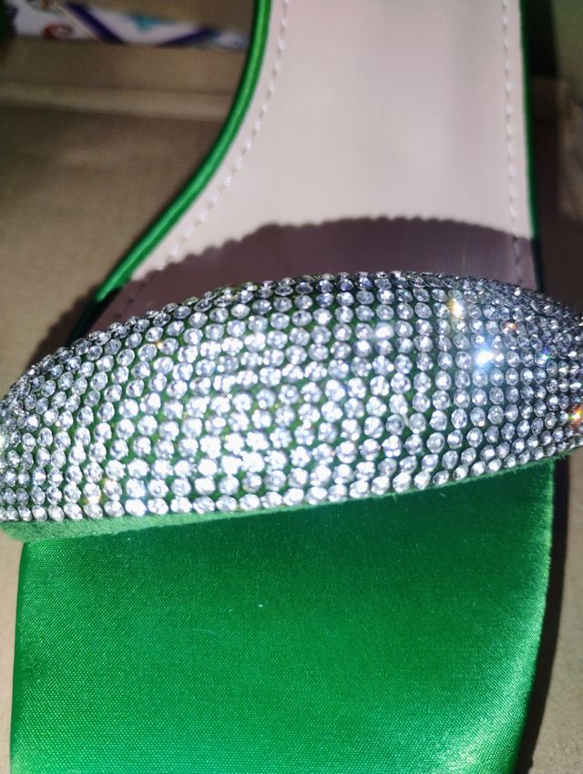 Zapatos verdes de raso y pedreria 