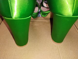 Zapatos verdes de raso y pedreria 