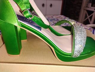 Zapatos verdes de raso y pedreria 