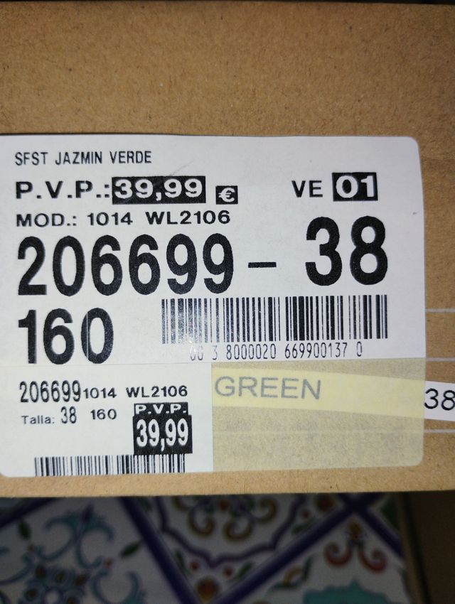 Zapatos verdes de raso y pedreria 