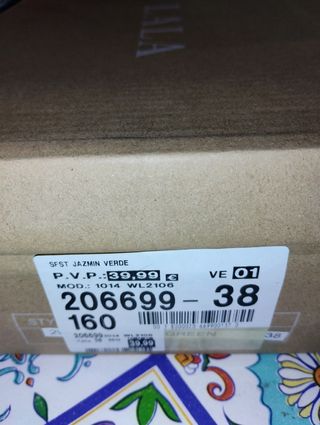Zapatos verdes de raso y pedreria 