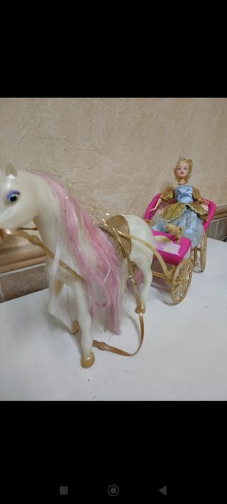 Muñeca cenicienta con carruaje y caballo