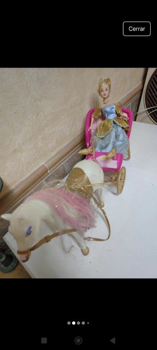 Muñeca cenicienta con carruaje y caballo