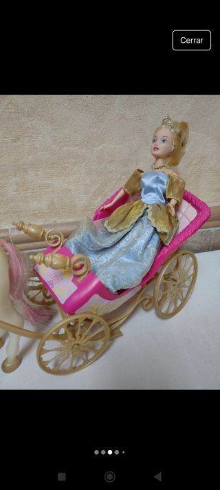 Muñeca cenicienta con carruaje y caballo