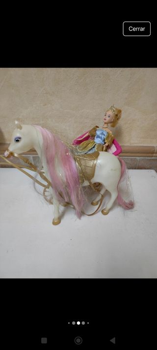 Muñeca cenicienta con carruaje y caballo