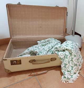 Preciosa maleta retro beige,muy cuidada.