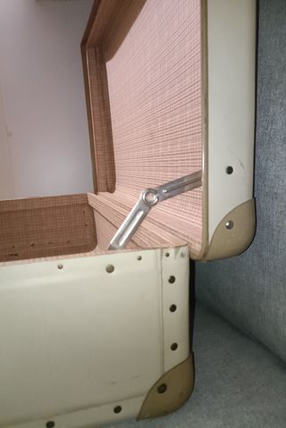 Preciosa maleta retro beige,muy cuidada.