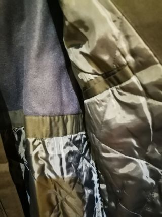 CHAQUETA LARGA TIPO GABARDINA