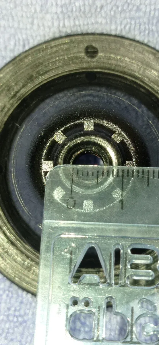 Tuerca rueda repuesto GM. Original. Chevrolet, Cor