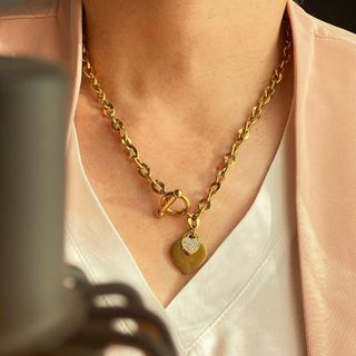 Collar, pulsera y pendientes chapados en oro