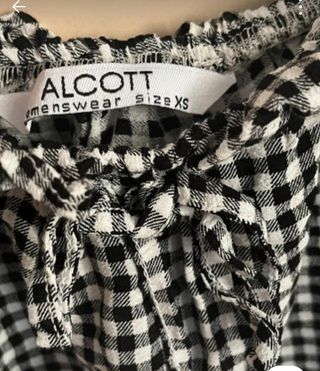 Top a quadri con spalle scoperte