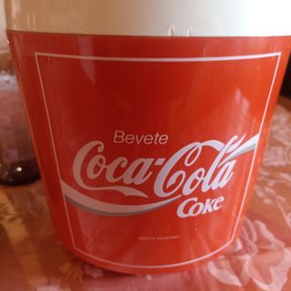 Secchiello e bicchieri Coca cola.