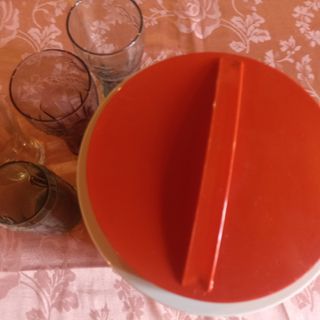 Secchiello e bicchieri Coca cola.