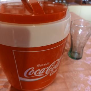 Secchiello e bicchieri Coca cola.