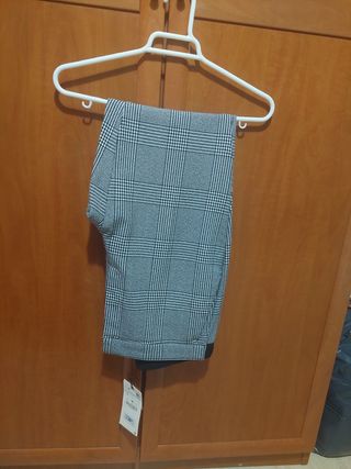 Pantalón Zara con etiqueta 