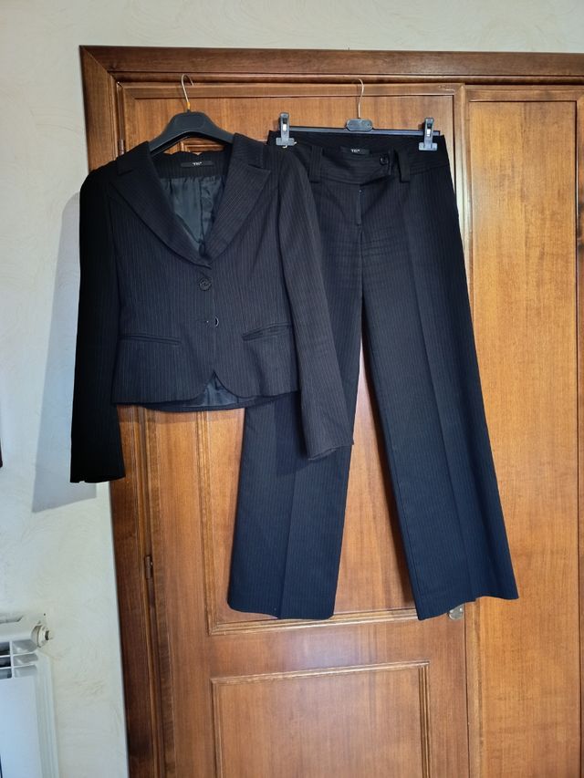 Tailleur donna nero a righe rosse