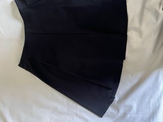 Falda negra con vuelo