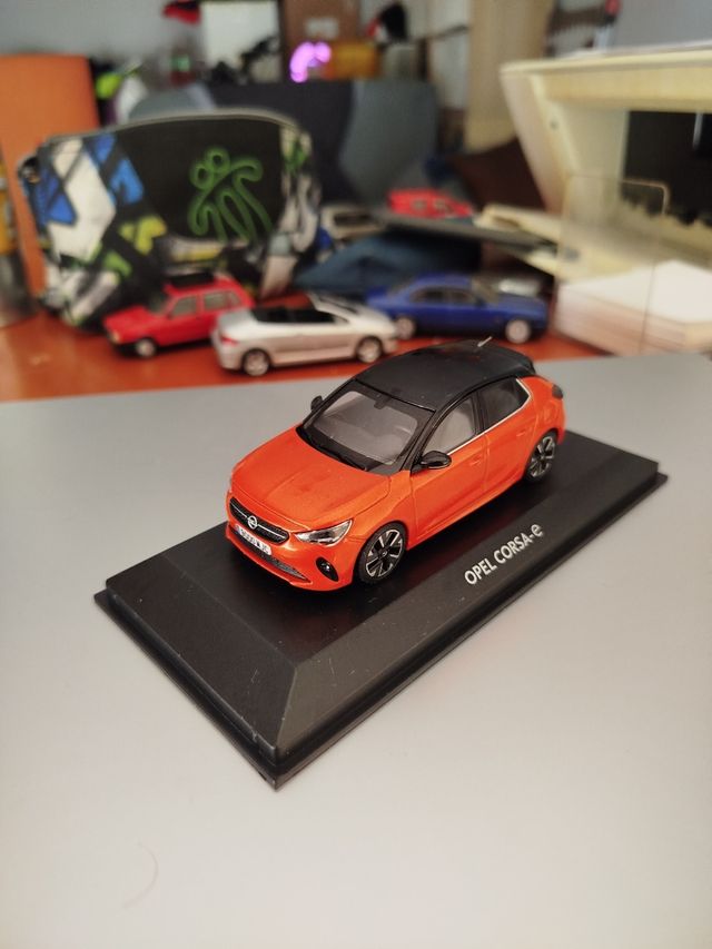 Opel corsa e escala 1 43 minichamps