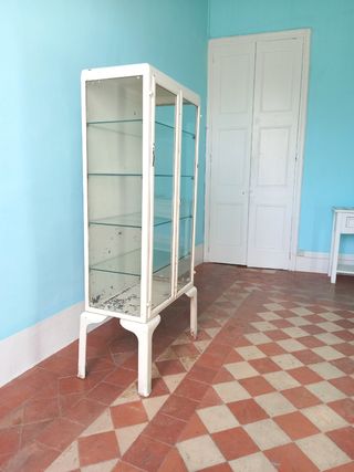 Vitrina médica antigua 