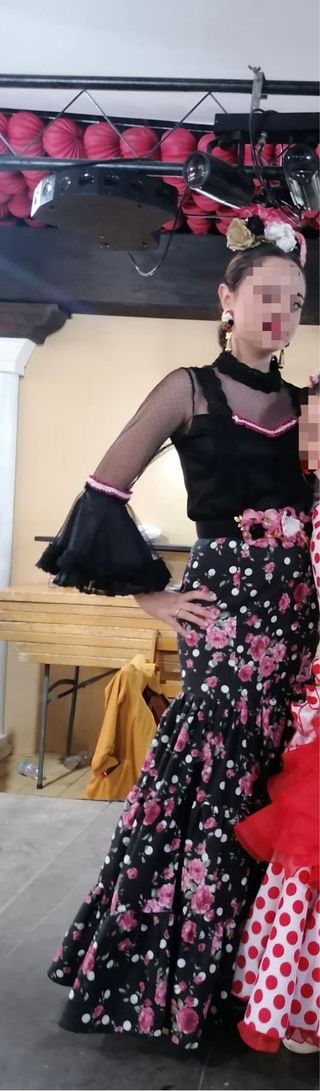Falda y blusa flamenca