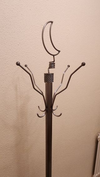 Perchero de pie artesanal