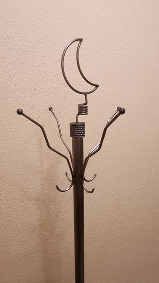 Perchero de pie artesanal