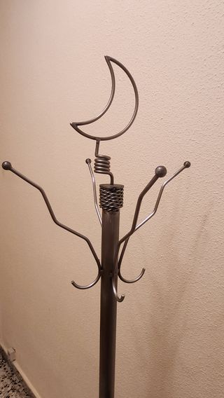 Perchero de pie artesanal
