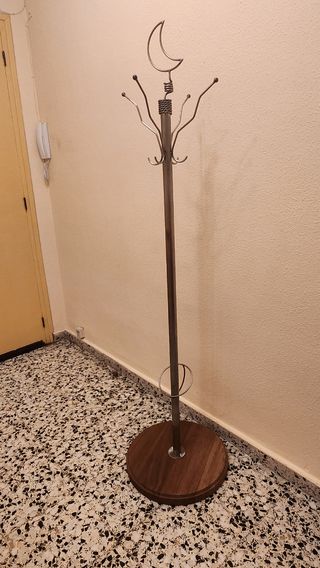 Perchero de pie artesanal