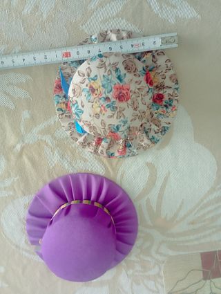 2 sombreros de adorno.