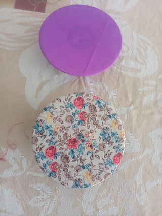 2 sombreros de adorno.