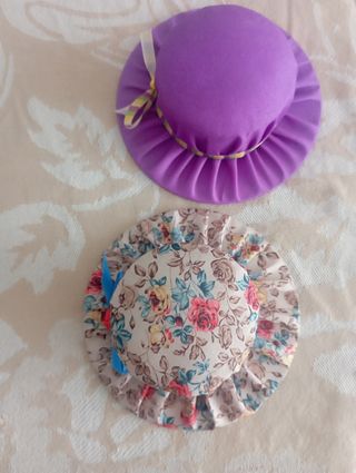 2 sombreros de adorno.