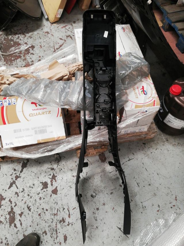 Apoyabrazos central Ford puma 2022