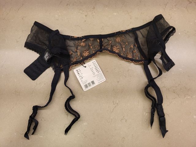 Reggicalze nero e oro di "Esprit"